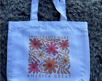 Bolsa de mano blanca con diseño floral