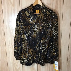 Könnte beinhalten: Eine langärmelige Jacke mit Knopfleiste, die eine glänzende, strukturierte Oberfläche mit einem braun-schwarzen Tiermuster aufweist. Die Jacke verfügt über einen klassischen Kragen, zwei Brusttaschen mit Knopfverschluss und eine Knopfleiste vorne.