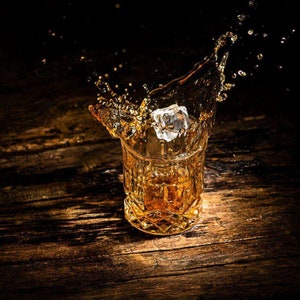 Whiskyregal Wandbar Whiskeyregal rustikal Getränkespender Gin Whiskey Whisky Palettenmöbel Schnapsregal Weinbar Weinregal Weihnachten Bild 8