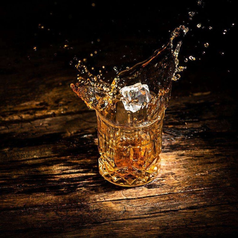 Whiskyregal Wandbar Whiskeyregal rustikal Getränkespender Gin Whiskey Whisky Palettenmöbel Schnapsregal Weinbar Weinregal Weihnachten Bild 8