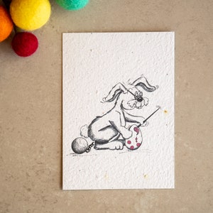 Carte de Pâques amusante en papier ensemencé fait main avec des graines de fleurs Carte de Pâques en papier ensemencé avec lapin et pinceau