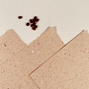 Papier ensemencé marron pour cartes spéciales Papier ensemencé durable avec graines de fleurs Papier pour calligraphie papier naturel fait main