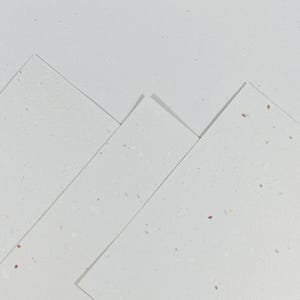 Papier ensemencé fait main pour cartes spéciales Papier ensemencé durable avec graines de laitue Papier pour calligraphie Papier naturel pour l'artisanat