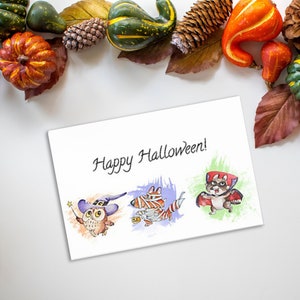 Carte postale d'Halloween à télécharger Renard, raton laveur et hibou célèbrent l'image d'Halloween à imprimer