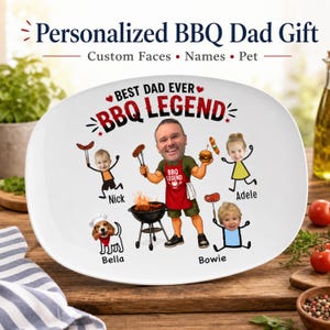Könnte beinhalten: Eine weiße ovale Platte mit personalisiertem Grilldesign. Die Platte zeigt den Text "BEST DAD EVER BBQ LEGEND" und Cartoon-Illustrationen eines Mannes, Kindern und eines Hundes. Die Platte ist ein personalisiertes Geschenk.