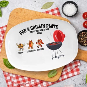 Custom Dad’s Grillin Plate – Personalized BBQ Platter with Kids’ Names & Food Characters – Funny Father’s Day Gift, Hot Dog, Burger, Sausage