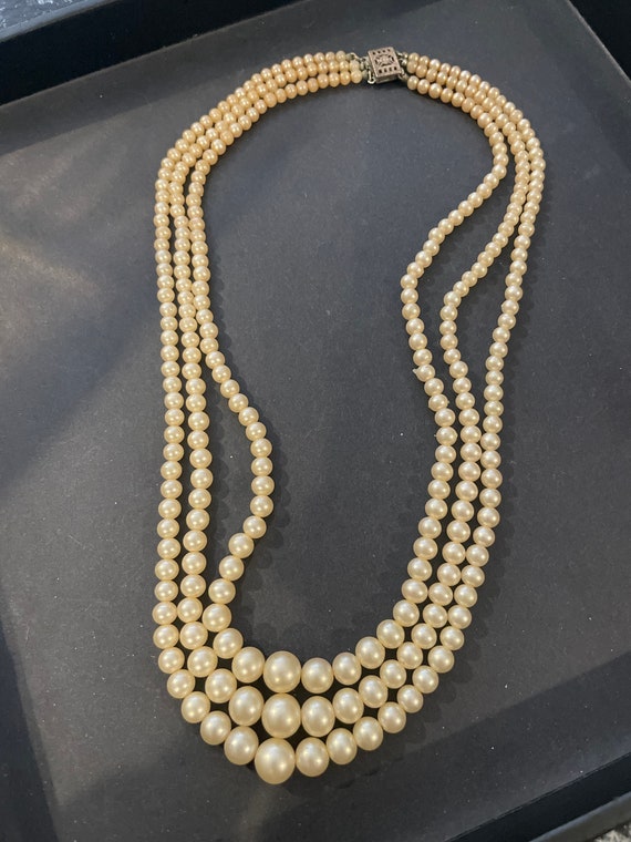 Stunning vintage triple strand pearl necklace Gem