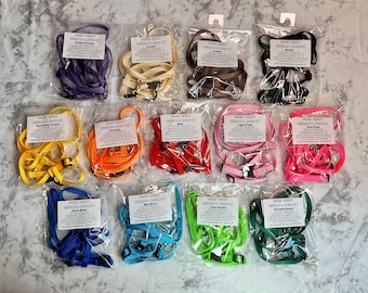 Puede incluir: Una colección de 10 conjuntos de arneses y correas para perros de diferentes colores. Cada conjunto incluye un arnés y una correa del mismo color. Los colores incluyen morado, crema, marrón, negro, rojo, rosa claro, rosa intenso, amarillo, azul oscuro, azul cielo, verde lima y verde bosque.