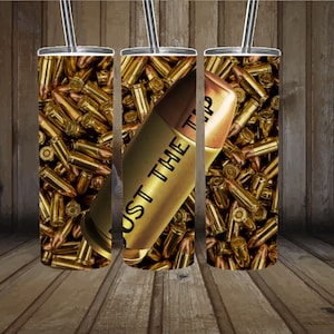 Może przedstawiać: Kubek ze stali nierdzewnej z wzorem złotej kuli i tekstem "Just the Tip". Kubek jest otoczony wzorem złotych kul.