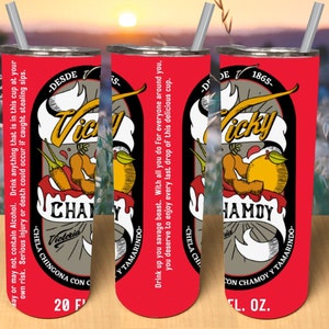 Könnte beinhalten: Ein roter Edelstahlbecher mit einem weißen und grauen Design mit dem Text "Vicky Chamoy" und "Desde 1865". Das Design enthält auch eine gelbe Orange, rote Chilischoten und eine braune Tamarindenkapsel. Der Becher hat einen schwarzen Deckel und einen silbernen Strohhalm.