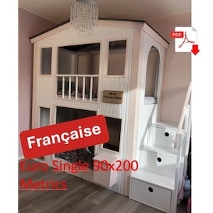 Peut inclure: Un lit superposé blanc et rose avec un design en forme de maison. Le lit a un escalier avec des tiroirs et un petit balcon. Le cadre du lit mesure 90 x 200 cm.