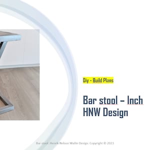 Pu&ograve; includere: Uno sgabello da bar in metallo argentato con un design semplice e moderno. Lo sgabello ha una base quadrata e un supporto a forma di Z.