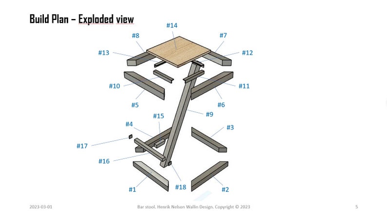 Pu&ograve; includere: Diagramma esploso di uno sgabello da bar con parti numerate. Lo sgabello &egrave; in legno e ha un design semplice.