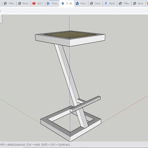 Pu&ograve; includere: Uno sgabello da bar bianco con una seduta in legno e un design semplice e moderno. Lo sgabello ha una base quadrata e una trave di supporto diagonale.