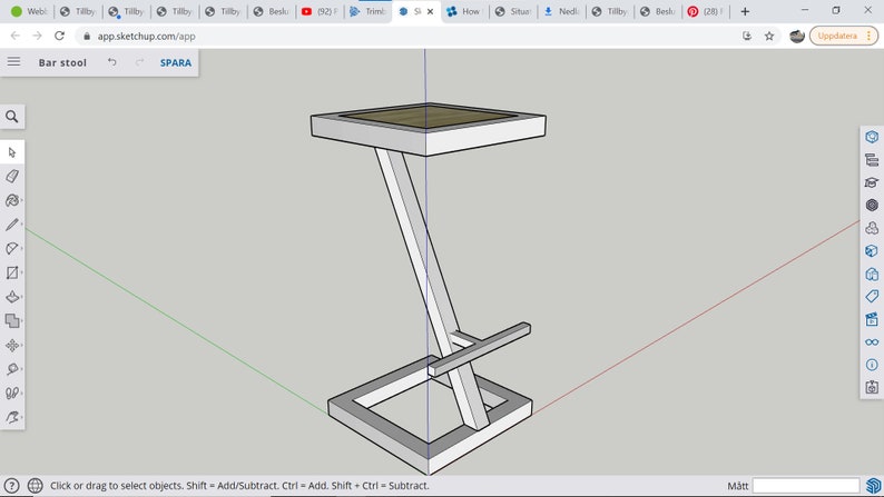 Pu&ograve; includere: Uno sgabello da bar bianco con una seduta in legno e un design semplice e moderno. Lo sgabello ha una base quadrata e una trave di supporto diagonale.