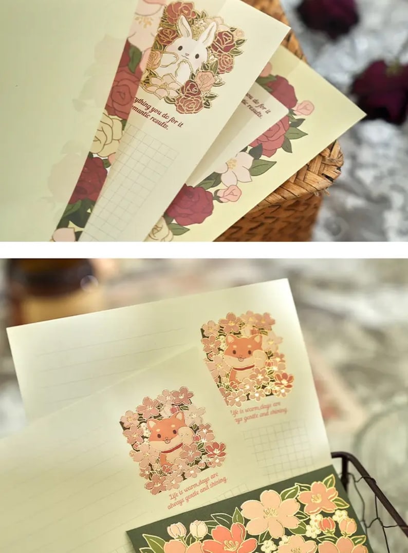 Pu&ograve; includere: Un set di quattro biglietti da lettera con sfondo verde chiaro e motivo a griglia. Ogni biglietto presenta un'illustrazione diversa di un coniglio o un cane circondato da fiori. Il testo sui biglietti recita "Life is warm days are always gentle and shining".