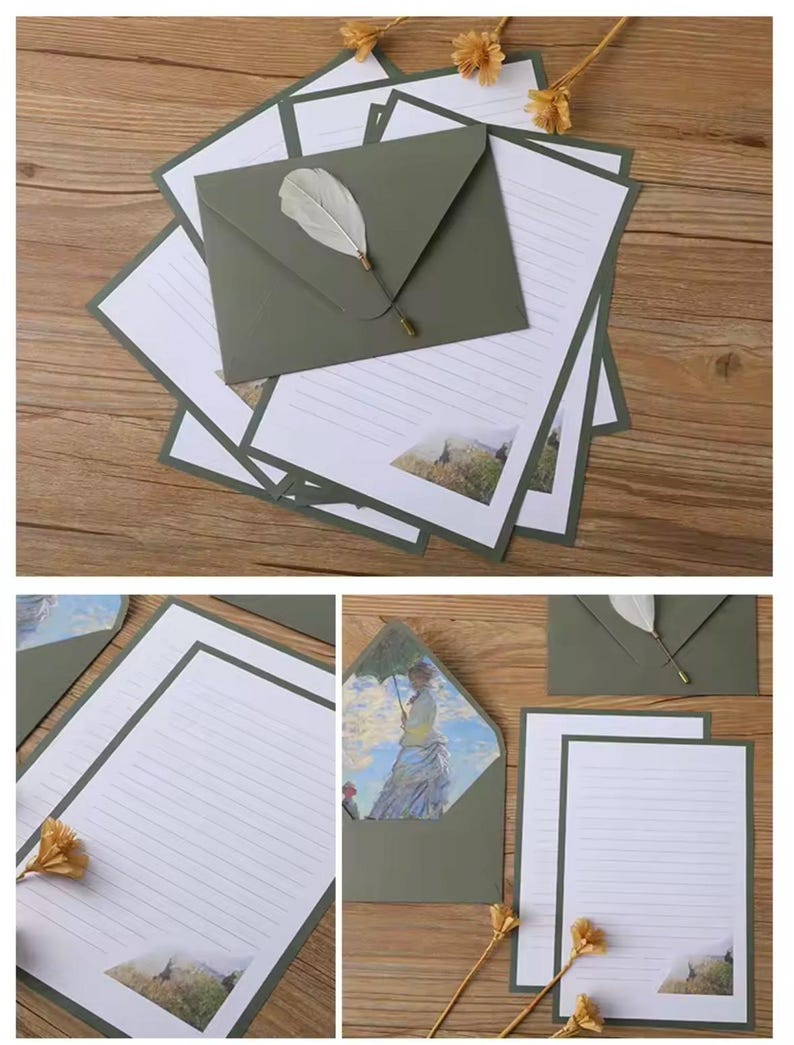 Pu&ograve; includere: Una pila di buste verdi con carta bianca rigata e un piccolo dipinto di un paesaggio nella parte inferiore di ogni foglio. Le buste hanno una patta con una piuma bianca in cima.