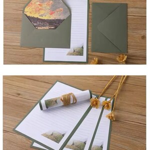 Pu&ograve; includere: Un set di quattro buste verdi con carta bianca rigata e un'immagine di paesaggio su ogni foglio. Le buste hanno una linguetta con una punta appuntita. La carta &egrave; arrotolata con uno spago.