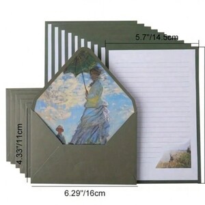 Pu&ograve; includere: Un set di 21 cm x 14,5 cm di fogli di carta da lettere rigati con una busta verde. La busta ha un'immagine stampata di una donna con un ombrello in un campo. I fogli di carta da lettere hanno un bordo a strisce verde e bianco.