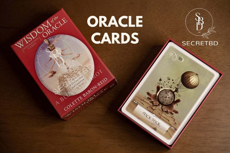 以下が含まれることがあります： 「Wisdom of the Oracle」と「A Blessing Tarot and Guidance Deck」by Colette Baron-Reidと書かれた赤い箱。箱が開いており、時計と熱気球が描かれたカードが見えています。カードには「Tick-Tock」という文字が巻物に書かれています。