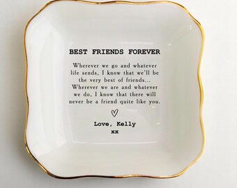 Könnte beinhalten: Eine weiße Keramik-Schmuckschale mit goldenem Rand und dem Text "BEST FRIENDS FOREVER". Die Schale hat eine quadratische Form mit gewellten Kanten. Der Text enthält ein Herzsymbol und die Worte "Love, Kelly."
