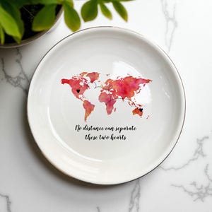 Cadeau meilleur ami personnalisé interurbain, carte du monde aquarelle 2 coeurs connectés, amitié interurbaine, plat à des kilomètres l'un de l'autre mais proche du coeur