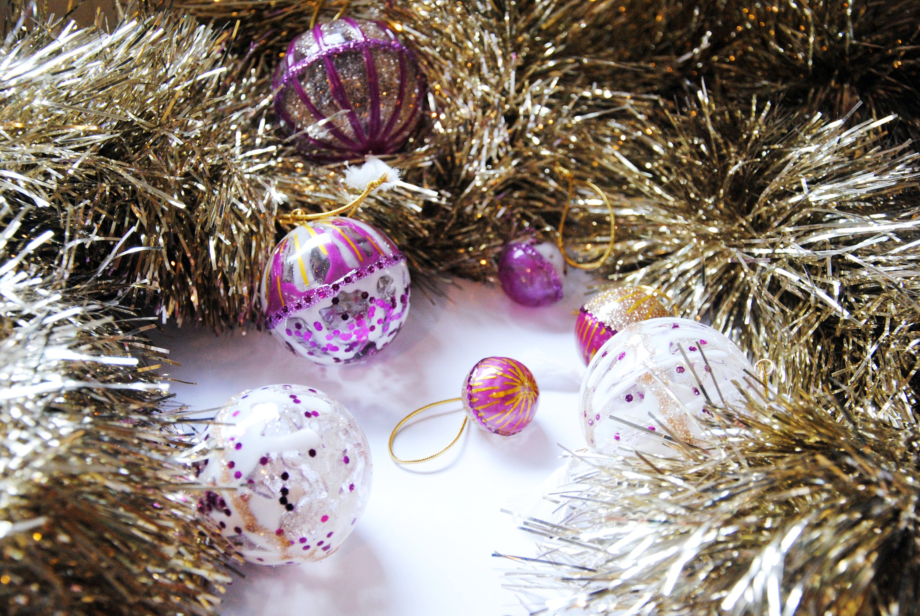 Boules de Noël en Résine et Paillettes