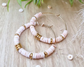 Créoles perles roses en coquillage et acier doré | Boucles d'oreilles d'été | Cadeau bijou fête des mères | Livraison offerte