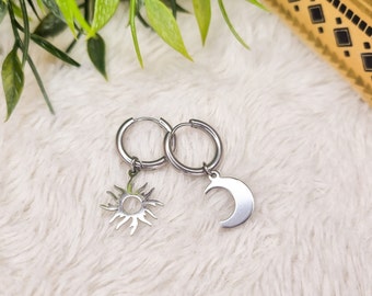 Mini créoles soleil lune en acier | Boucles d'oreilles dépareillées | Idée cadeau anniversaire | Idée de cadeau pour maman | Fête des mères