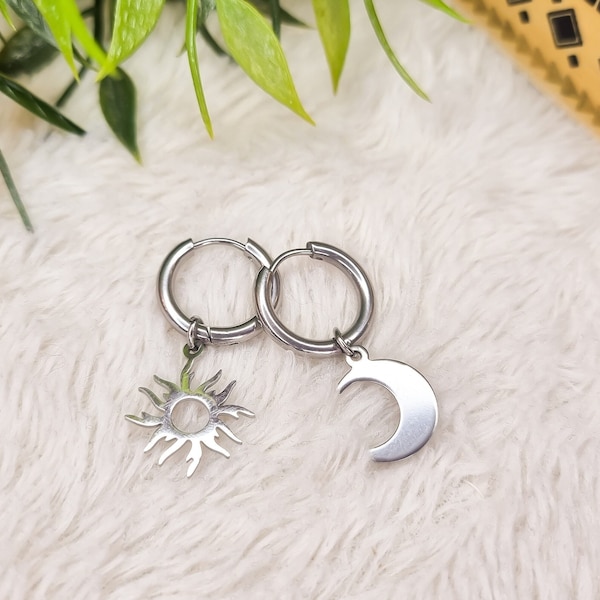 Mini créoles soleil lune en acier | Boucles d'oreilles dépareillées | Idée cadeau anniversaire | Idée de cadeau pour maman | Fête des mères