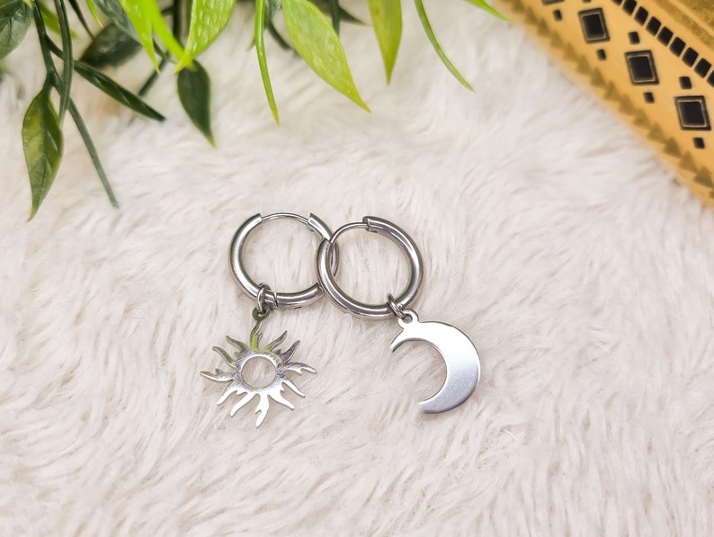 Mini créoles soleil lune en acier Boucles d'oreilles dépareillées Idée cadeau anniversaire Idée de cadeau pour maman Fête des mères image 1