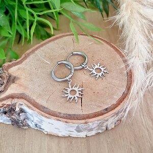 Mini créoles soleil lune en acier Boucles d'oreilles dépareillées Idée cadeau anniversaire Idée de cadeau pour maman Fête des mères image 4