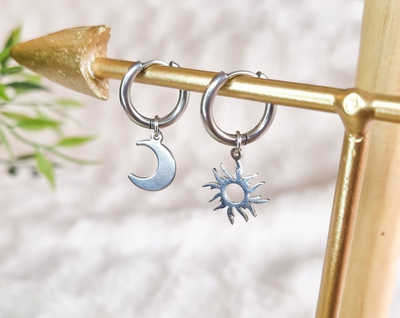 Mini créoles soleil lune en acier Boucles d'oreilles dépareillées Idée cadeau anniversaire Idée de cadeau pour maman Fête des mères image 2
