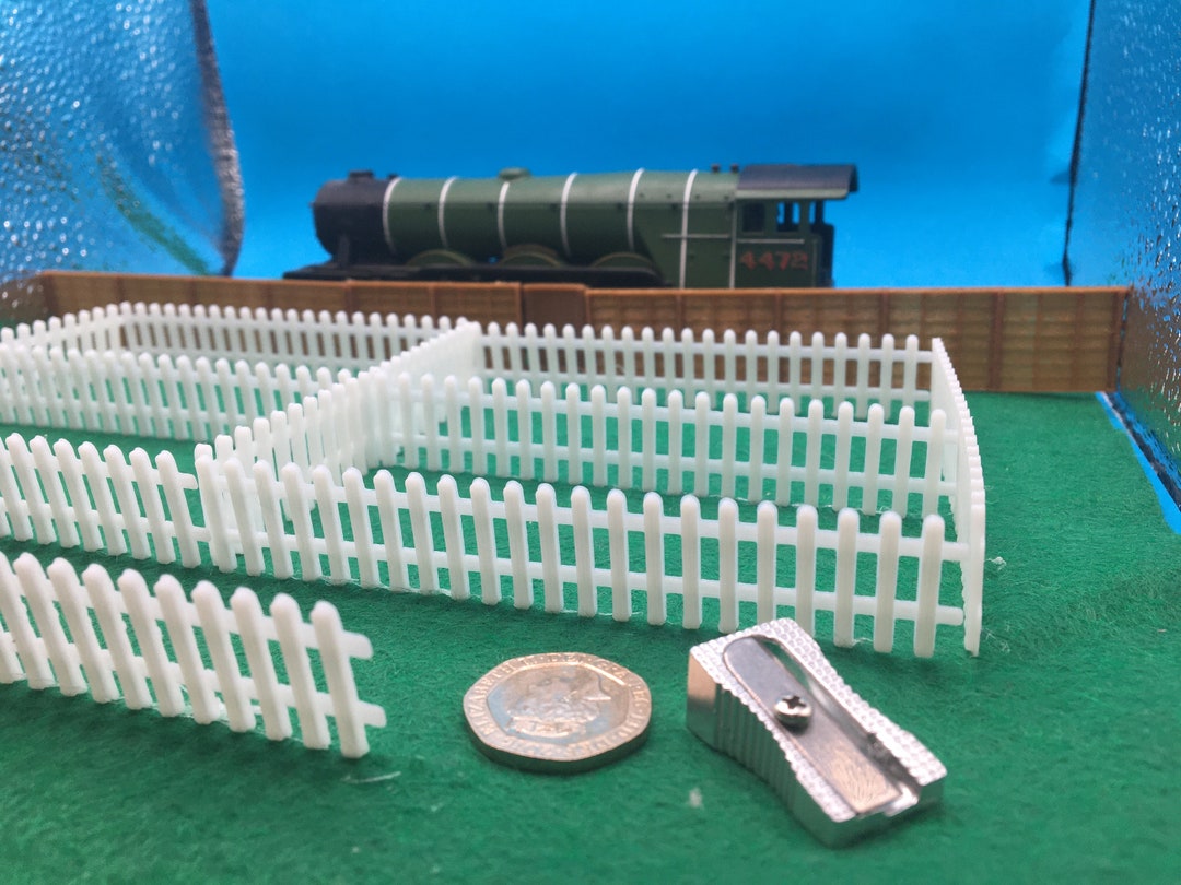 Scenery 1:76 OO gauge FENCING & 2 GATES -10 PACK- UK Model Railway - Black 1.5 m | UK