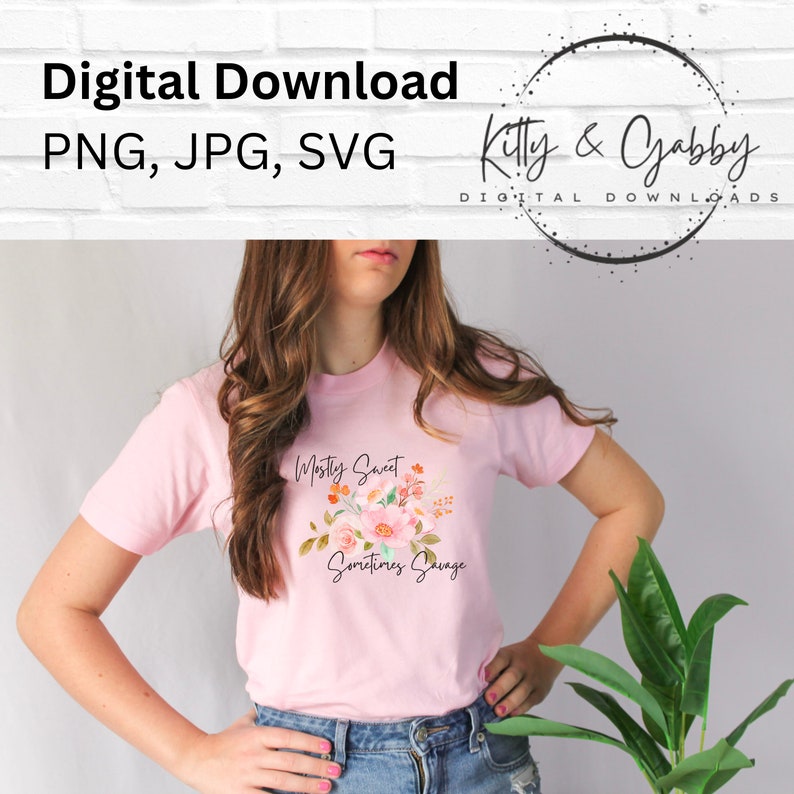 Peut inclure: Un t-shirt rose avec un motif floral et le texte "Mostly Sweet Sometimes Savage".