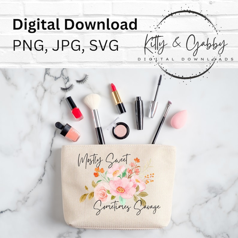 Peut inclure: Une trousse de maquillage beige avec un motif floral et le texte "Mostly Sweet Sometimes Savage". La trousse est ouverte et contient divers articles de maquillage, notamment un pinceau &agrave; maquillage, du rouge &agrave; l&egrave;vres, du mascara, du vernis &agrave; ongles et une &eacute;ponge &agrave; maquillage.