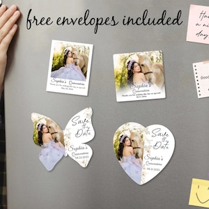Può includere: Un set di quattro magneti salva data con una giovane donna e un cavallo. I magneti hanno la forma di una farfalla e di un cuore. Il testo sui magneti recita "Save the Date" e "Sophia's Quinceañera".