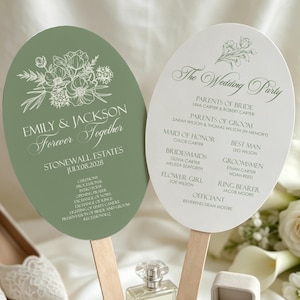 Può includere: Due ventagli ovali per il programma di nozze con manici in legno. Il ventaglio a sinistra è verde salvia con disegni floreali bianchi e il testo Emily & Jackson Forever Together. Il ventaglio a destra è bianco con testo verde su The Wedding Party.
