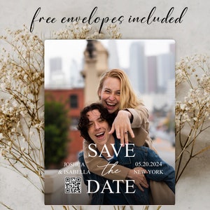 Może przedstawiać: Karta Save the Date ze zdjęciem roześmianej pary. Karta zawiera tekst "SAVE the DATE" w ozdobnej czcionce, imiona "Joshua & Isabella", datę "05.20.2024" i lokalizację "NEW YORK". Nad kartą widnieje napis "free envelopes included".