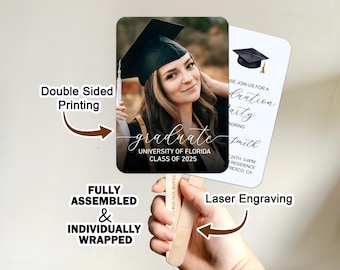 Può includere: Ventaglio per festa di laurea con foto di una laureata con cappello e toga. Il ventaglio include la parola "graduate" e "University of Florida Class of 2025". Il retro presenta una grafica del cappello di laurea e i dettagli della festa.