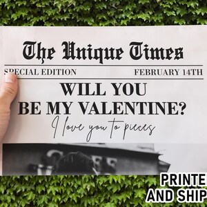 K&ouml;nnte beinhalten: Eine Valentinstagskarte, die wie eine Zeitung gedruckt ist, mit der &Uuml;berschrift "The Unique Times" und dem Text "Will you be my Valentine? I love you to pieces".