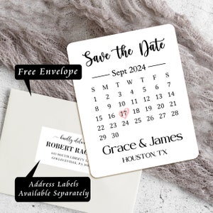 Puede incluir: Tarjeta de Save the Date con un calendario que presenta un coraz&oacute;n rosa el 17 de septiembre. La tarjeta es blanca con texto negro e incluye los nombres Grace & James y la ubicaci&oacute;n Houston, TX.