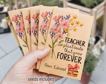 Może przedstawiać: Zestaw sześciu brązowych papierowych torebek nasiennych z kwiatowym wzorem i tekstem "Teacher plant seeds that grow forever" oraz "From: Edward". Torebki zawierają nasiona.