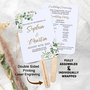 Peut inclure: Programme de mariage en éventail double face avec un motif floral vert et or. Le recto indique "Bienvenue au mariage de Sophia & Martin" et le verso liste les détails de la cérémonie et de la réception de mariage. L'éventail est entièrement assemblé et emballé individuellement.