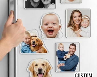 Può includere: Una collezione di calamite fotografiche personalizzate in varie forme e dimensioni, inclusi design rettangolari e sagomati. Le calamite presentano foto di famiglia, foto di bambini e un golden retriever. Il testo sull'immagine recita "CUSTOM PHOTO MAGNET."