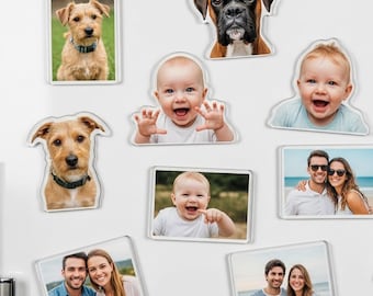 Può includere: Una collezione di calamite fotografiche personalizzate con immagini di un cane, bambini e coppie. Le calamite sono rettangolari e di forma unica, con la scritta "CUSTOM PHOTO MAGNET" in alto.