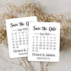 Puede incluir: Dos tarjetas blancas de guardar la fecha con un dise&ntilde;o de calendario. Las tarjetas presentan el texto "Save the Date" y "Save the D" con un coraz&oacute;n en la fecha 17 de septiembre de 2024. Las tarjetas tambi&eacute;n incluyen los nombres "Grace & James" y "Grace & J" con su ubicaci&oacute;n "HOUSTON, TX" y "HOUSTON".