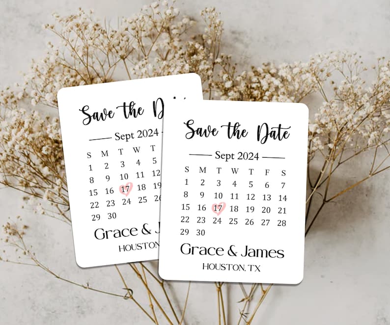 Puede incluir: Dos tarjetas blancas de guardar la fecha con un dise&ntilde;o de calendario. Las tarjetas presentan el texto "Save the Date" y "Save the D" con un coraz&oacute;n en la fecha 17 de septiembre de 2024. Las tarjetas tambi&eacute;n incluyen los nombres "Grace & James" y "Grace & J" con su ubicaci&oacute;n "HOUSTON, TX" y "HOUSTON".
