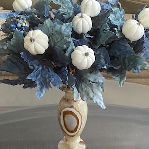 Spray floral de citrouille d'automne, les feuilles sont bleu marine, poussiéreuse et ardoise, décoration de Thanksgiving