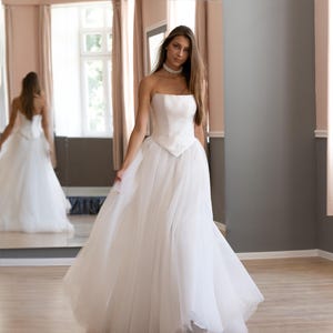 Robe de mariée bustier en tulle : corset en mikado, taille basque, robe trapèze